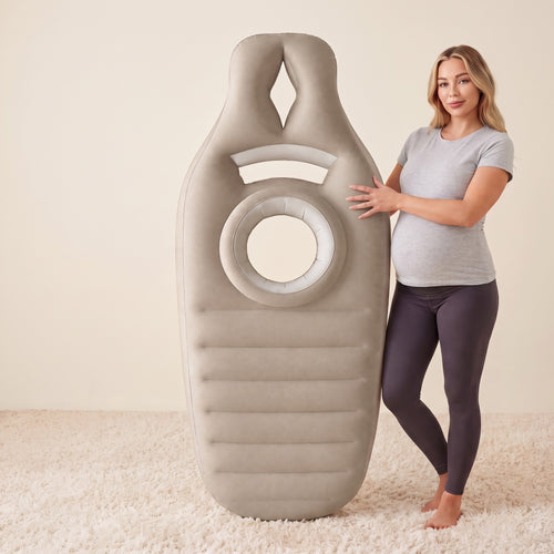 Gravity Nest, materac ciążowy beżowy, kobieta w ciąży obok