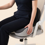 Kobieta siedzi na Gravity Seat na krześle biurowym